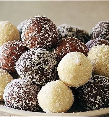 Weihnachtliche Quark-Kokos-Kugeln