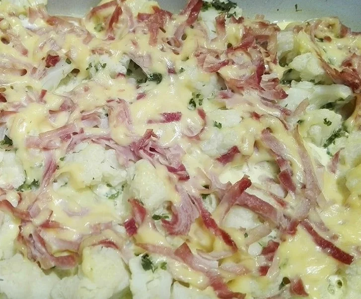 Blumenkohl mit Schinken und Käse überbacken