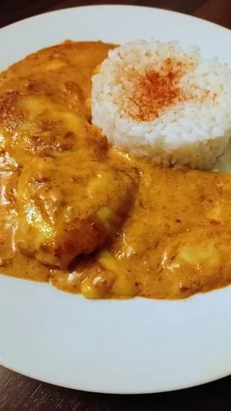 PAPRIKA –SAHNE– HÄHNCHEN MIT DEM MOZZARELLA ( KÄSE ) ÜBERBACKEN UND REIS