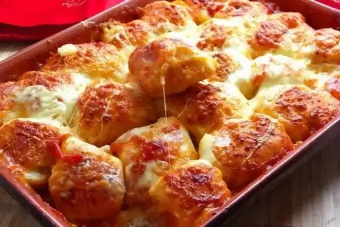 Pizza-Bällchen in Tomatensoße