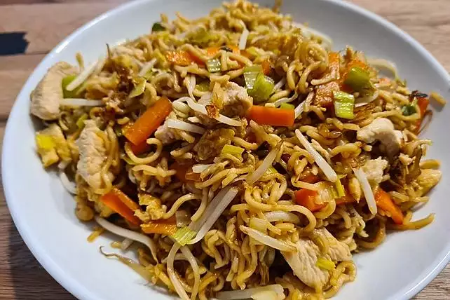 Chinesisch gebratene Nudeln mit Hühnchenfleisch, Ei und Gemüse