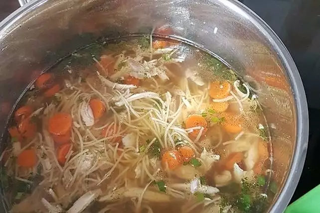 Mutters Hühnersuppe Rezept