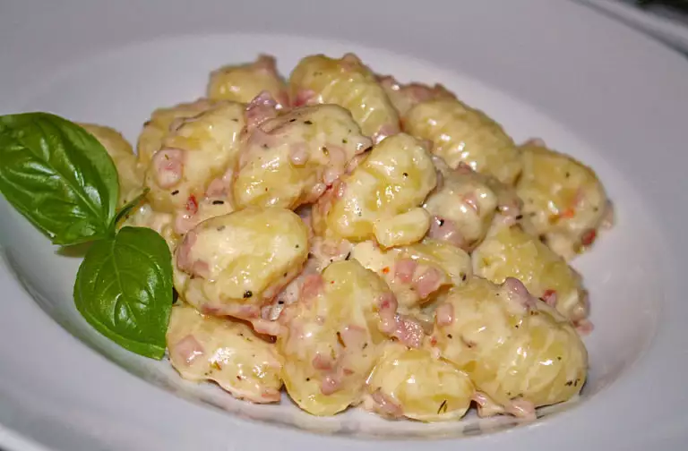 GNOCCHI MIT KÄSE KNOBLAUCH SCHINKEN SOSE