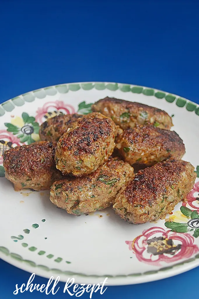 Türkische Hackröllchen mit Gurkenjoghurt und Salat