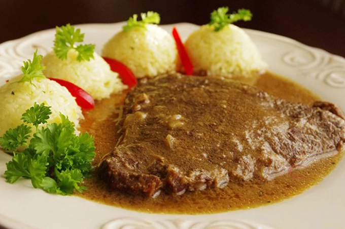 Rindfleisch mit Senf geschmort